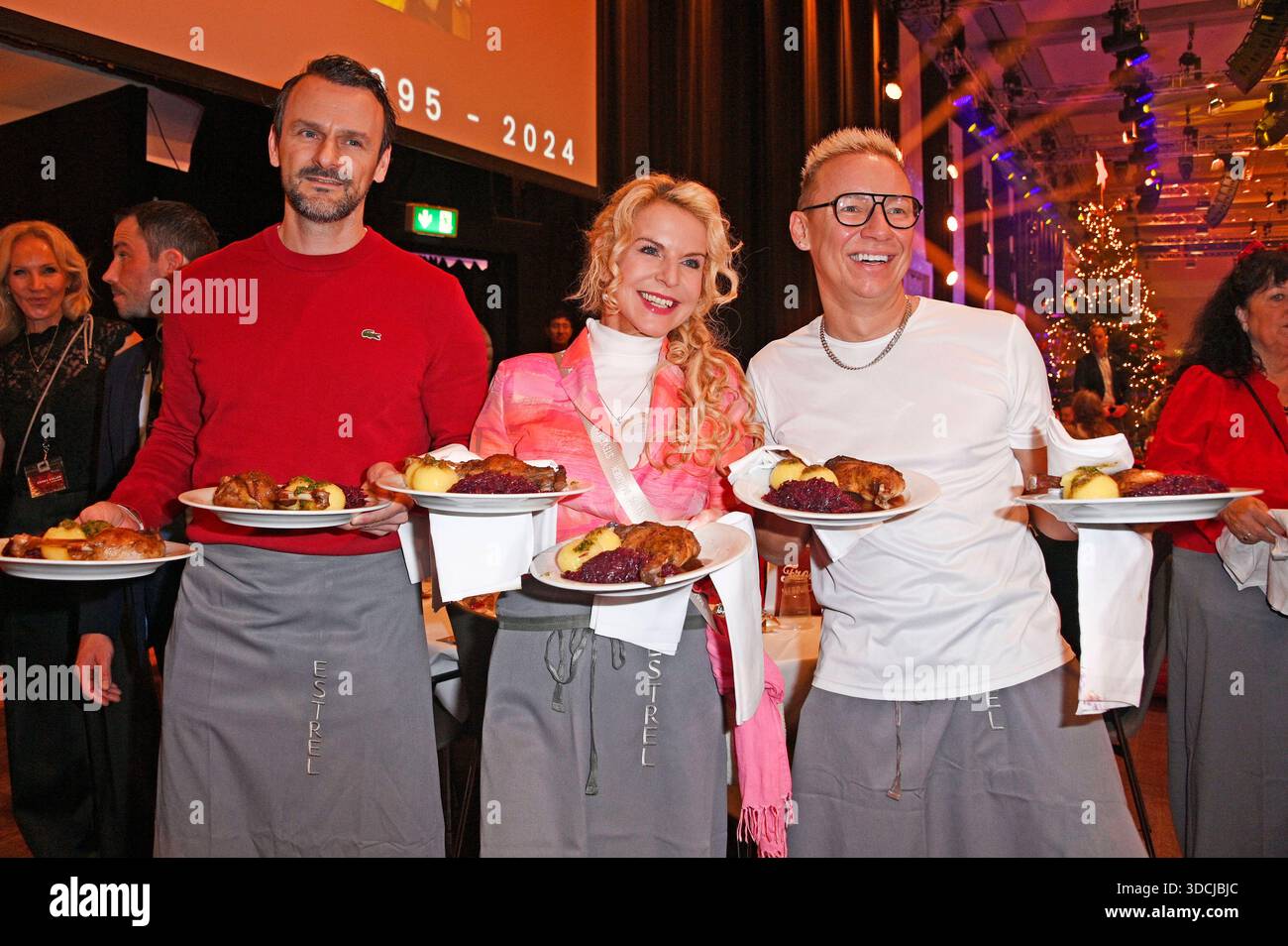 David Böthig, Victoria Herrmann und Sascha Lauterbach bei Frank Zanders 31. Weihnachtsfeier für Obdachlose und Bedürftige 2025 im Estrel Convention Center. Berlino, 22.12.2025 *** David Böthig, Victoria Herrmann e Sascha Lauterbach alla festa di Natale di Frank Zanders 31 per i senzatetto e i bisognosi 2025 all'Estrel Convention Center di Berlino, 22 12 2025 foto:Xn.xKubelkax/xFuturexImagex zander_5252 Foto Stock