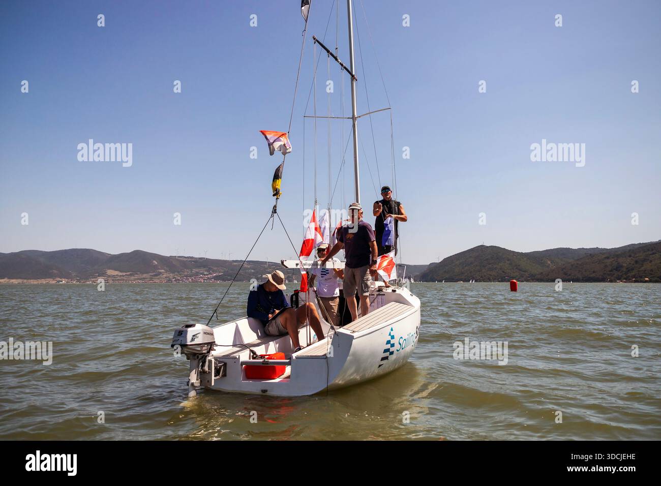 I giudici della barca del comitato di gara monitorano la regata del campionato nazionale Optimist e ILCA 6 sul Danubio vicino a Golubac, in Serbia. Foto Stock