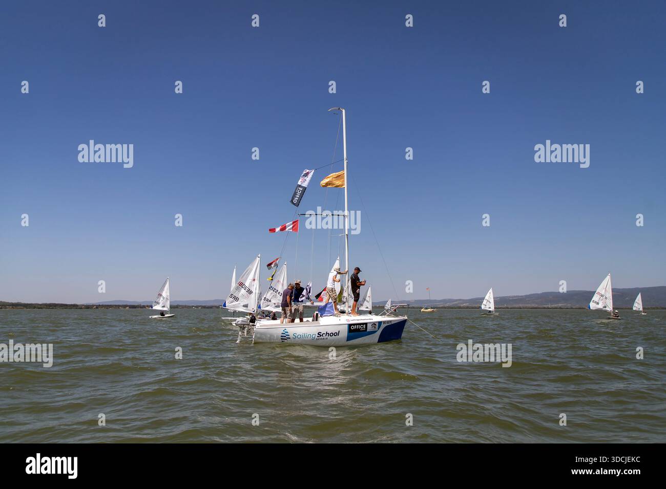 I giudici della barca del comitato di gara monitorano la regata del campionato nazionale Optimist e ILCA 6 sul Danubio vicino a Golubac, in Serbia. Foto Stock
