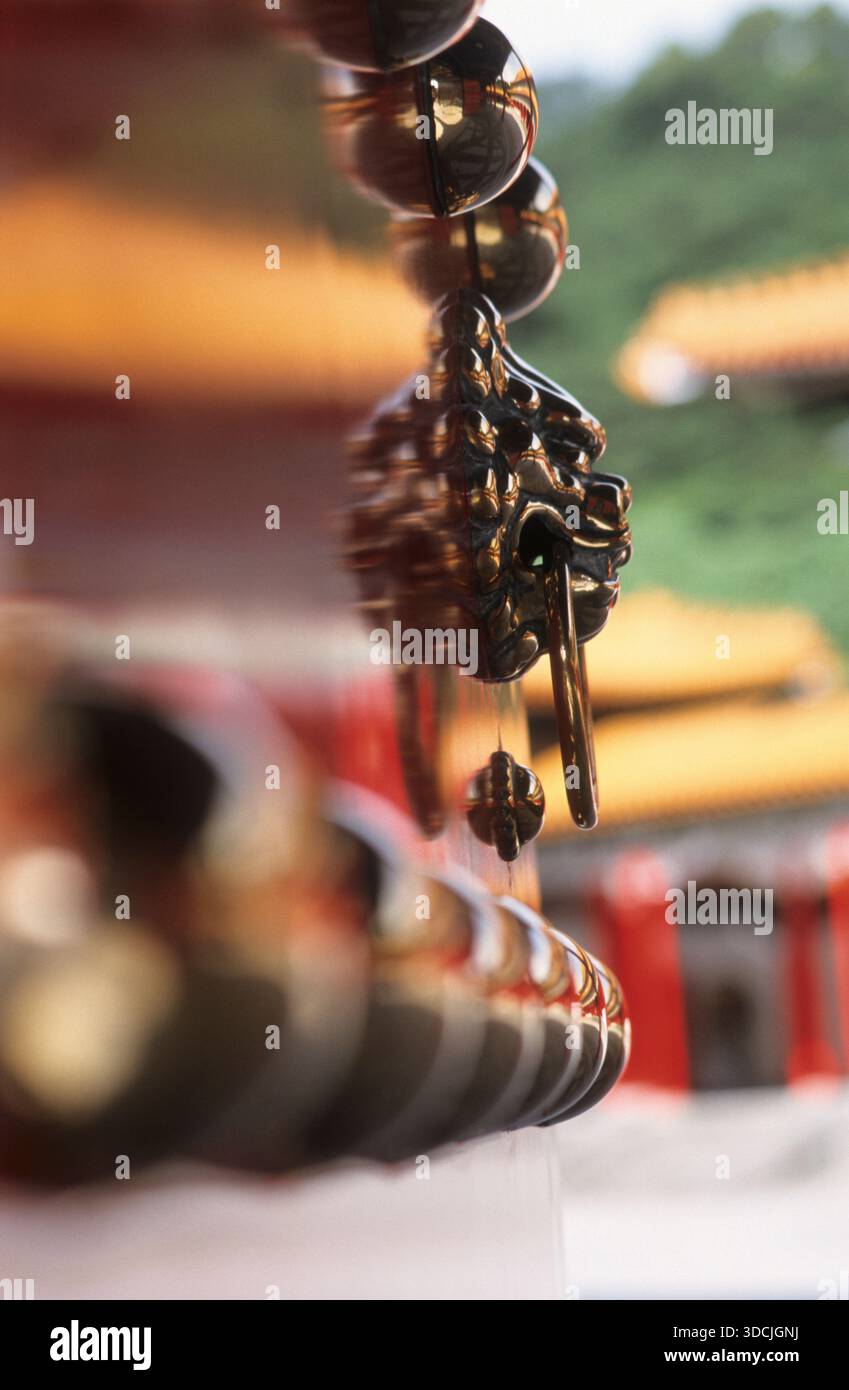 Taiwan, Taipei, Martyrs Shrine, dettaglio su una delle grandi porte, con inserti in ottone. Foto Stock
