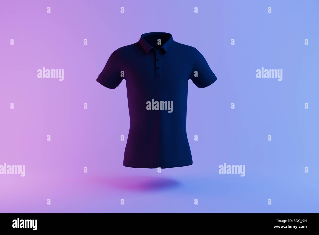 Polo nera mockup fluttuante su sfondo sfumato rosa e blu, stile minimalista, mockup dal design moderno, wea casual elegante Foto Stock