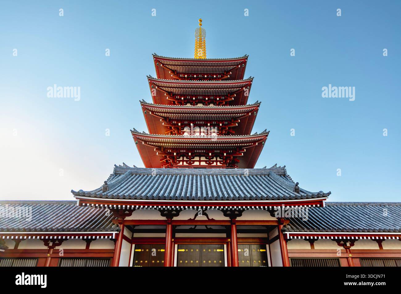Pagoda a cinque piani del tempio Sensō-ji, Asakusa, Tokyo, Giappone Foto Stock
