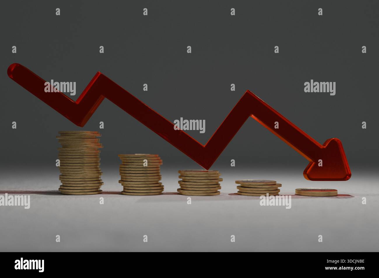 Caduta di pile di monete con una freccia rossa verso il basso che simboleggia il declino economico, la crisi finanziaria, l'impatto sull'inflazione, il crollo del mercato azionario o lo business Foto Stock