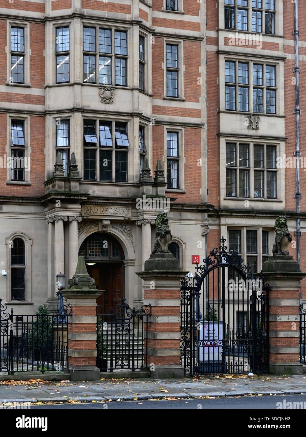 LONDRA, Regno Unito - 11 NOVEMBRE 2025: Ingresso al 32 Lincoln's Inn Fields - il Sir Arthur Lewis Building della London School of Economics (LSE Foto Stock