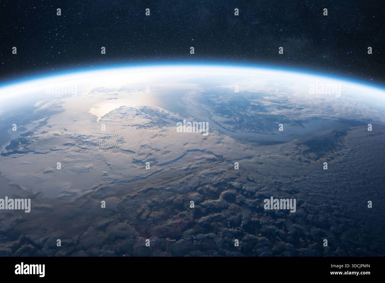 Splendida vista dell'atmosfera terrestre e delle formazioni nuvolose dallo spazio. La curvatura del pianeta è visibile contro il cielo stellato scuro, mostrando il bea Foto Stock