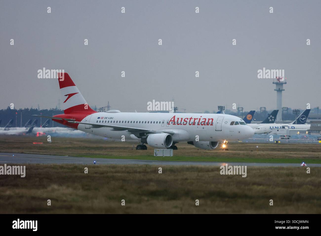 Francoforte sul meno, Germania. 23 dicembre 2025. Austrian Plane all'aeroporto di Francoforte il 23 dicembre 2025. Credito: HMB Media/Alamy Live News Foto Stock