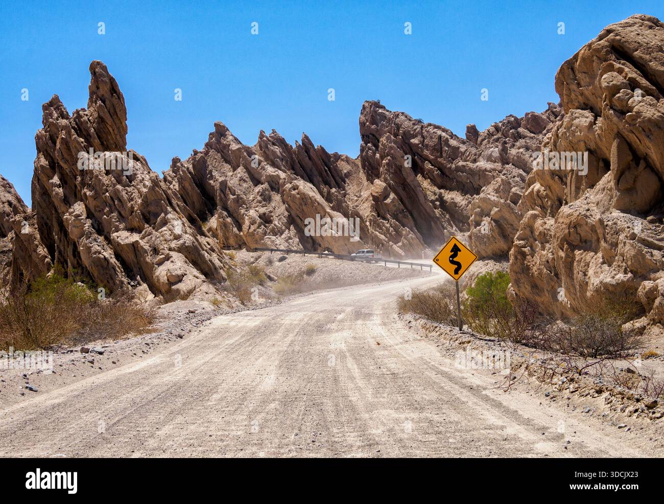 Le strade sterrate non asfaltate tra Cachi e Cafayate nella provincia di Salta, nel nord dell'Argentina, attraversano paesaggi rocciosi selvaggi Foto Stock