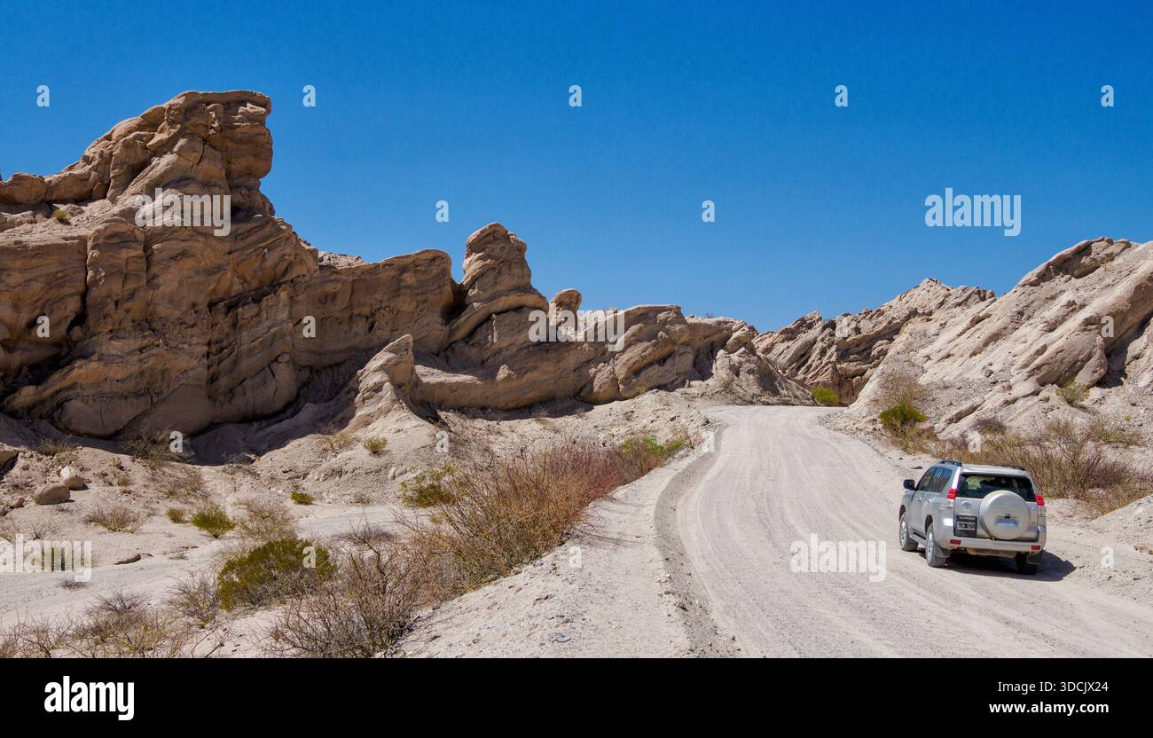 Guidando le strade sterrate tra Cachi e Cafayate nella provincia di Salta, nel nord dell'Argentina, attraversa paesaggi rocciosi selvaggi Foto Stock