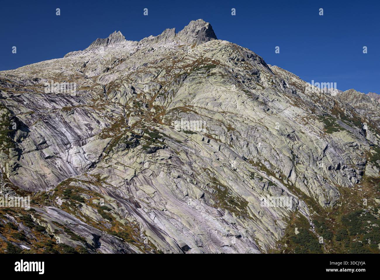 Vista delle Alpi svizzere sul passo di Grimsel, presso Räterichsbodensee (lago Räterichsboden), Svizzera Foto Stock