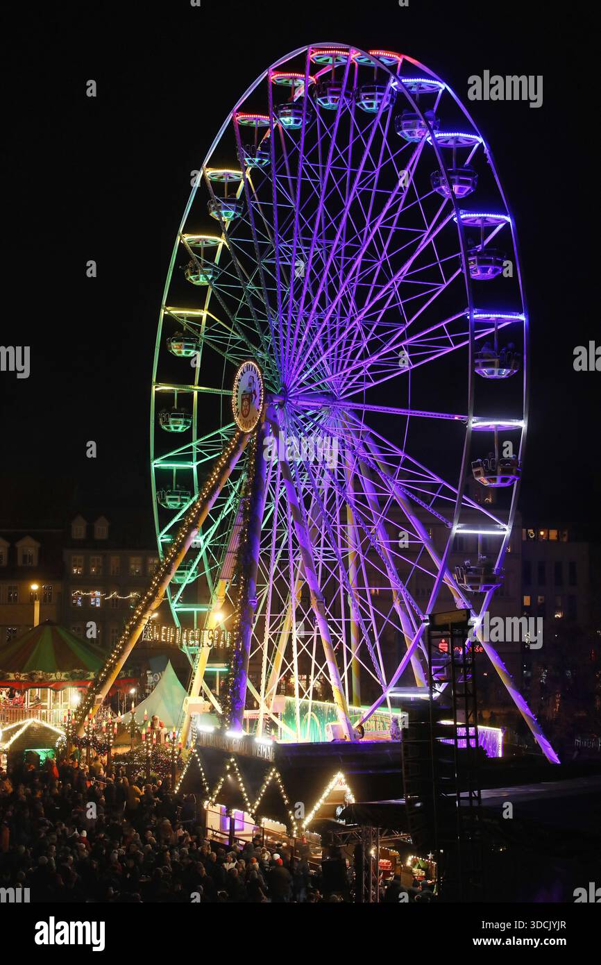 Erfurt, 22.12.2025 Erfurt Christmas carol canto al mercatino di Natale di Erfurt foto: Matthias Gränzdörfer Foto Stock