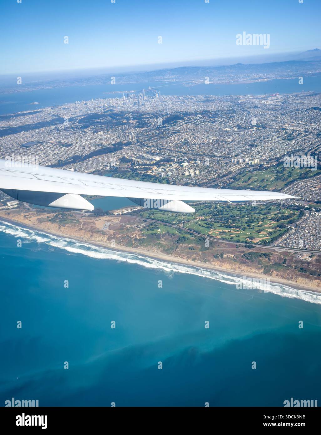 18 ottobre 2025 - San Francisco, Stati Uniti - decollo dall'aeroporto di San Francisco con vista sulla città dall'alto che mostra le aree residenziali, il centro di sk Foto Stock