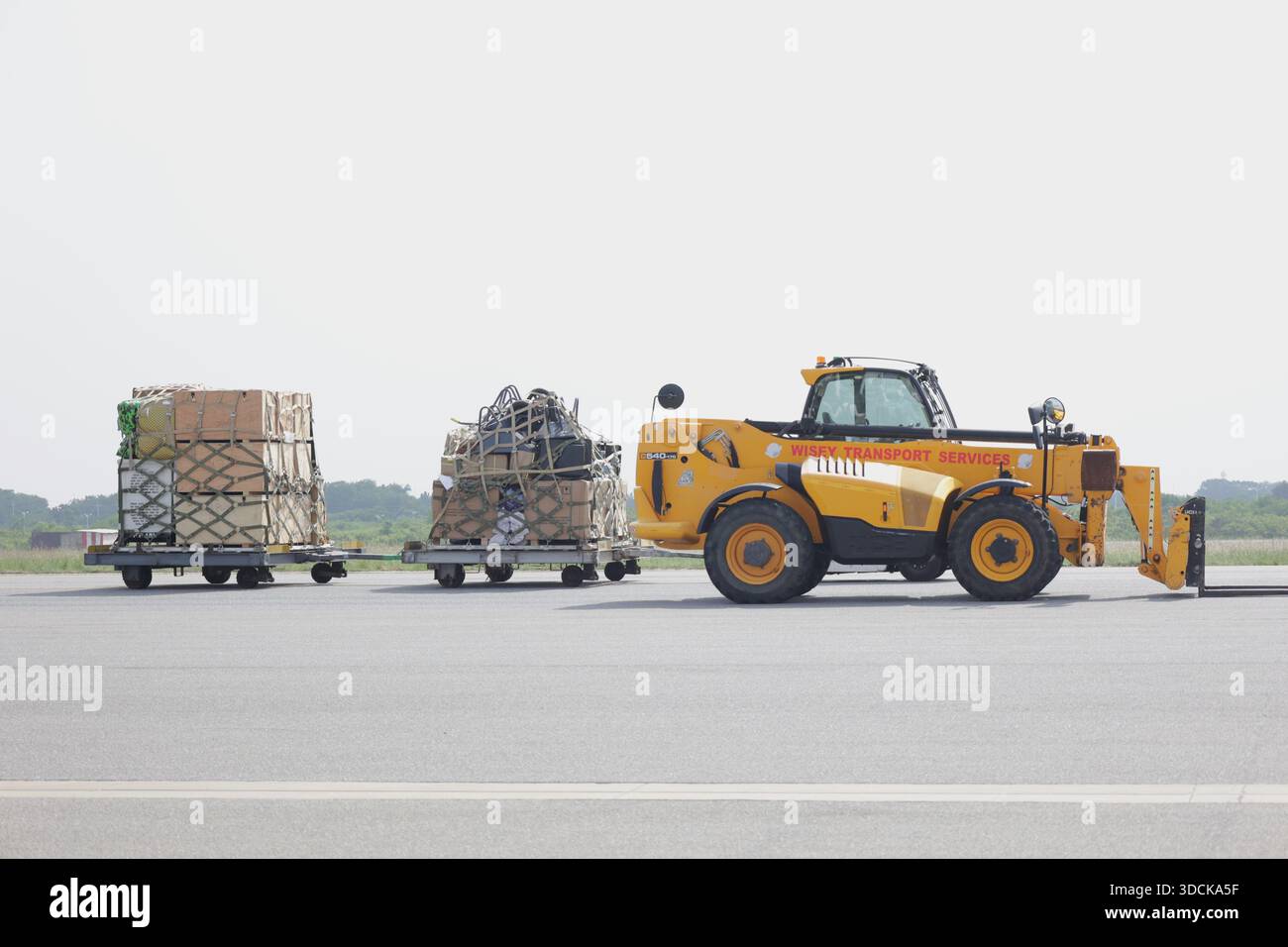 (251218) -- ACCRA, 18 dicembre 2025 (Xinhua) -- foto scattata il 17 dicembre 2025 mostra un veicolo che trasporta parte delle forniture per aiutare la ricostruzione della Giamaica dopo l'uragano all'aeroporto internazionale Kotoka di Accra, Ghana. ANDARE CON "il presidente ghanese giura di sostenere la costruzione della Giamaica dopo l'uragano" (Str/Xinhua) Foto Stock