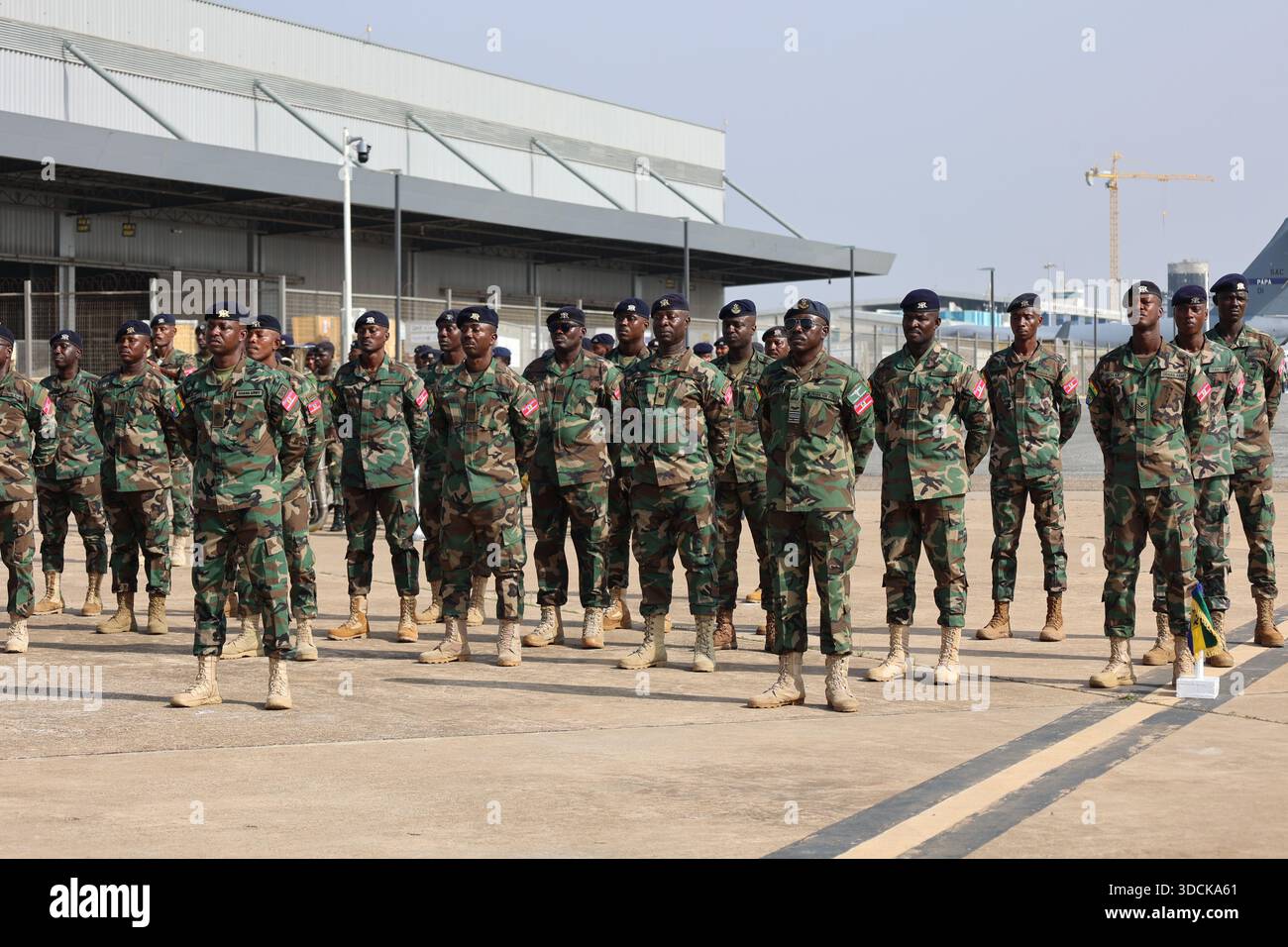 (251218) -- ACCRA, 18 dicembre 2025 (Xinhua) -- soldati ghanesi si preparano per l'invio di aiuti alla ricostruzione post-uragana della Giamaica all'aeroporto internazionale Kotoka di Accra, Ghana, il 17 dicembre 2025. ANDARE CON "il presidente ghanese giura di sostenere la costruzione della Giamaica dopo l'uragano" (foto del principe Moses Sabah/Xinhua) Foto Stock
