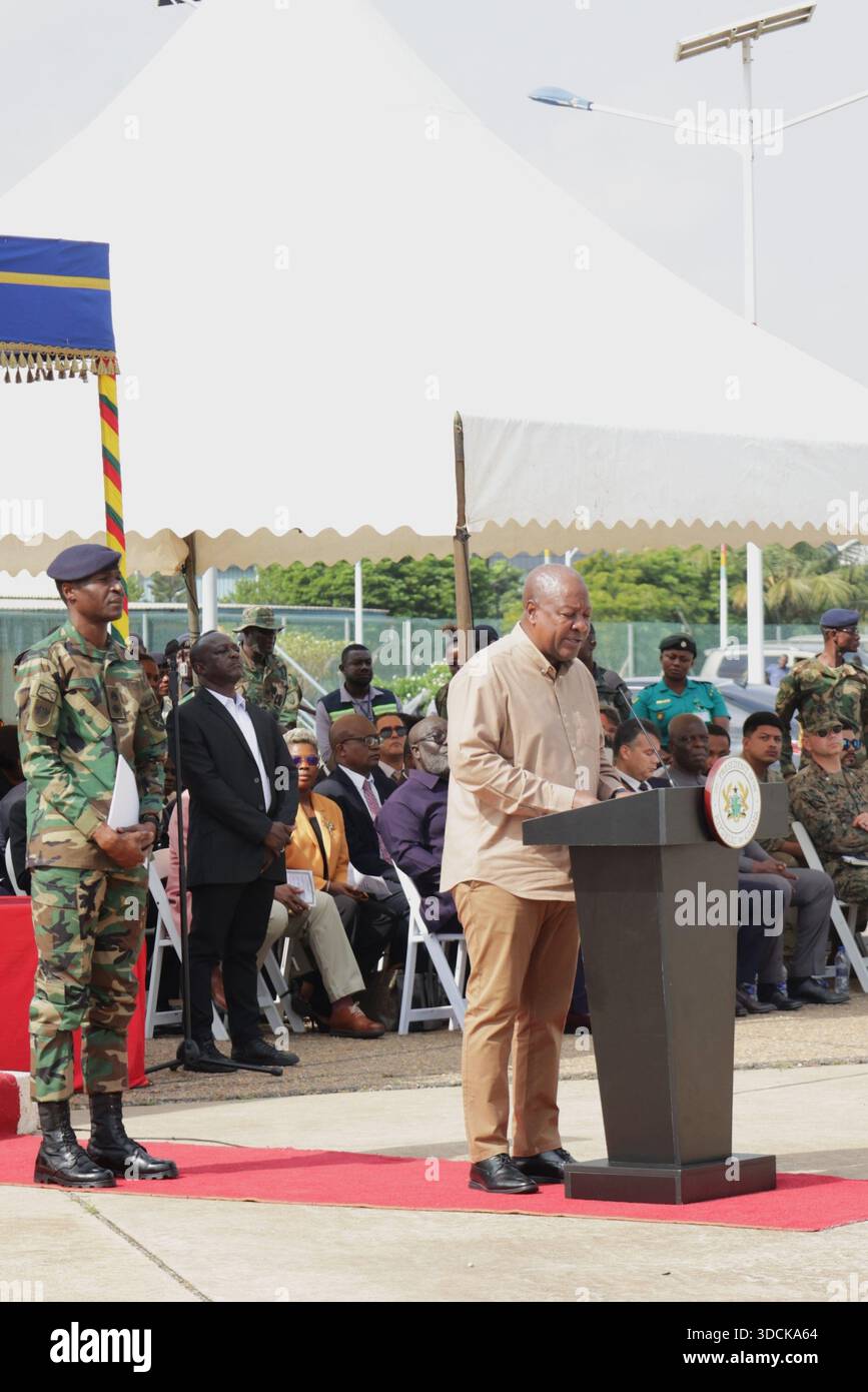 (251218) -- ACCRA, 18 dicembre 2025 (Xinhua) -- il presidente ghanese John Dramani Mahama (R, fronte) tiene un discorso durante un evento che segna l'invio di un contingente ghanese di soldati in Giamaica per sostenere i lavori di ricostruzione e soccorso all'aeroporto internazionale Kotoka di Accra, Ghana, il 17 dicembre 2025. ANDARE CON "il presidente ghanese giura di sostenere la costruzione della Giamaica dopo l'uragano" (Str/Xinhua) Foto Stock