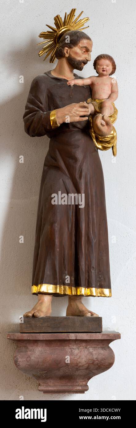 BAD REICHENHALL, GERMANIA - 8 SETTEMBRE 2025: La statua in policromo scolpita di San Giuseppe nella chiesa di San Johannes Spitalkirche probabilmente Foto Stock