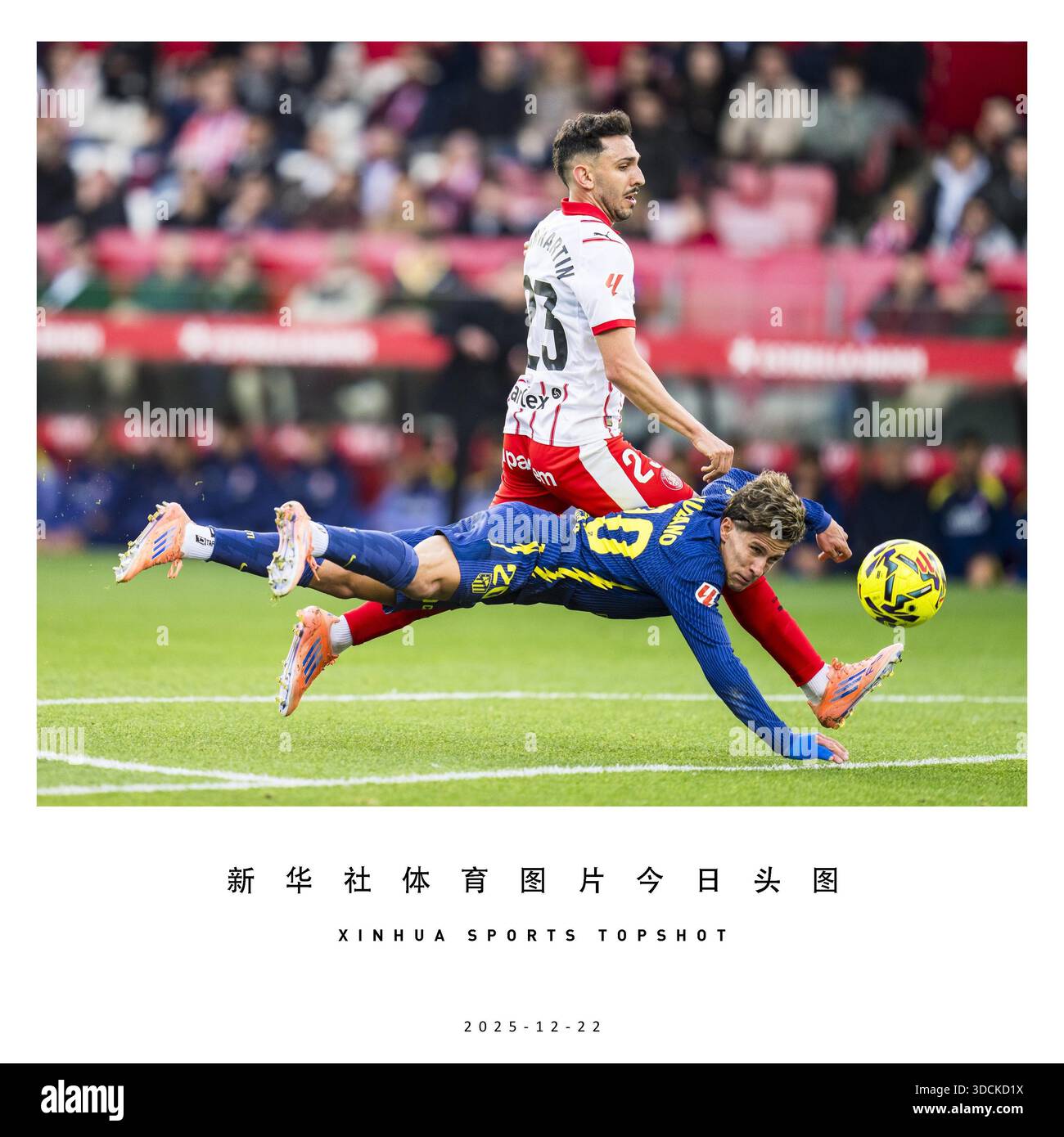 (251222) -- PECHINO, 22 dicembre 2025 (Xinhua) -- Giuliano Simeone (in basso) dell'Atletico de Madrid vies con Ivan Martin del Girona FC durante la partita di calcio della Liga tra Girona FC e Atletico de Madrid allo Stadio Montilivi, Girona, Spagna, il 21 dicembre 2025. (Foto di Joan Gosa/Xinhua) Foto Stock