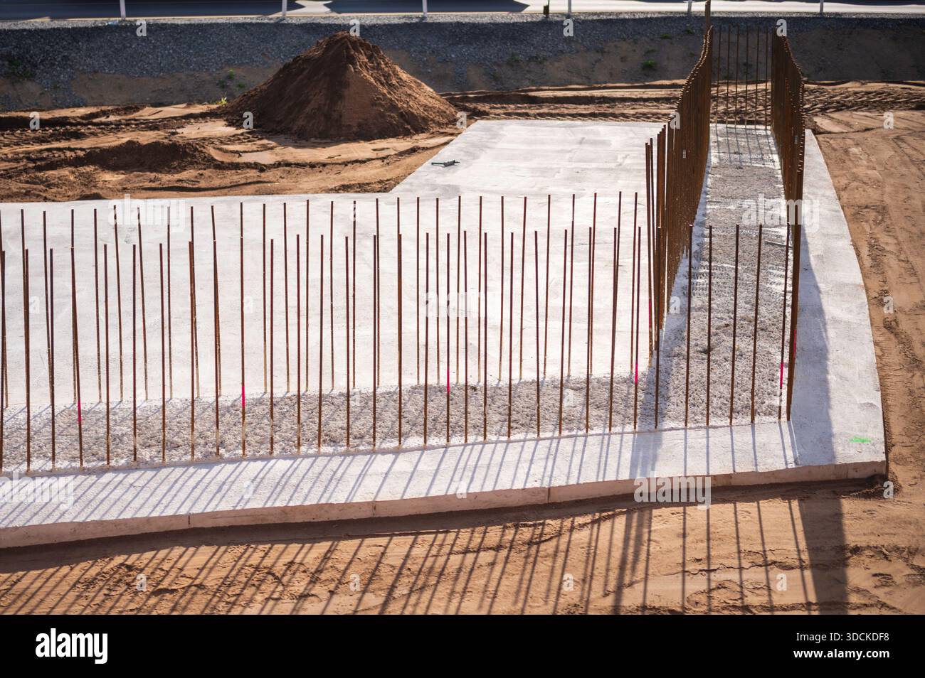 Fondazioni con acciaio di rinforzo per la prossima fase di costruzione. Foto Stock