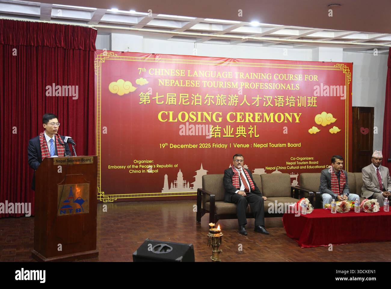 (251219) -- KATHMANDU, 19 dicembre 2025 (Xinhua) -- Zhou Pan, ministro consigliere dell'ambasciata cinese in Nepal, parla alla cerimonia di chiusura del settimo corso di formazione linguistica cinese per professionisti del turismo nepalese a Kathmandu, Nepal, 19 dicembre 2025. Un totale di 47 professionisti del turismo nepalese hanno ricevuto certificati alla conclusione di una sessione di formazione in lingua cinese qui il venerdì. (Xinhua/Zhang Ping) Foto Stock