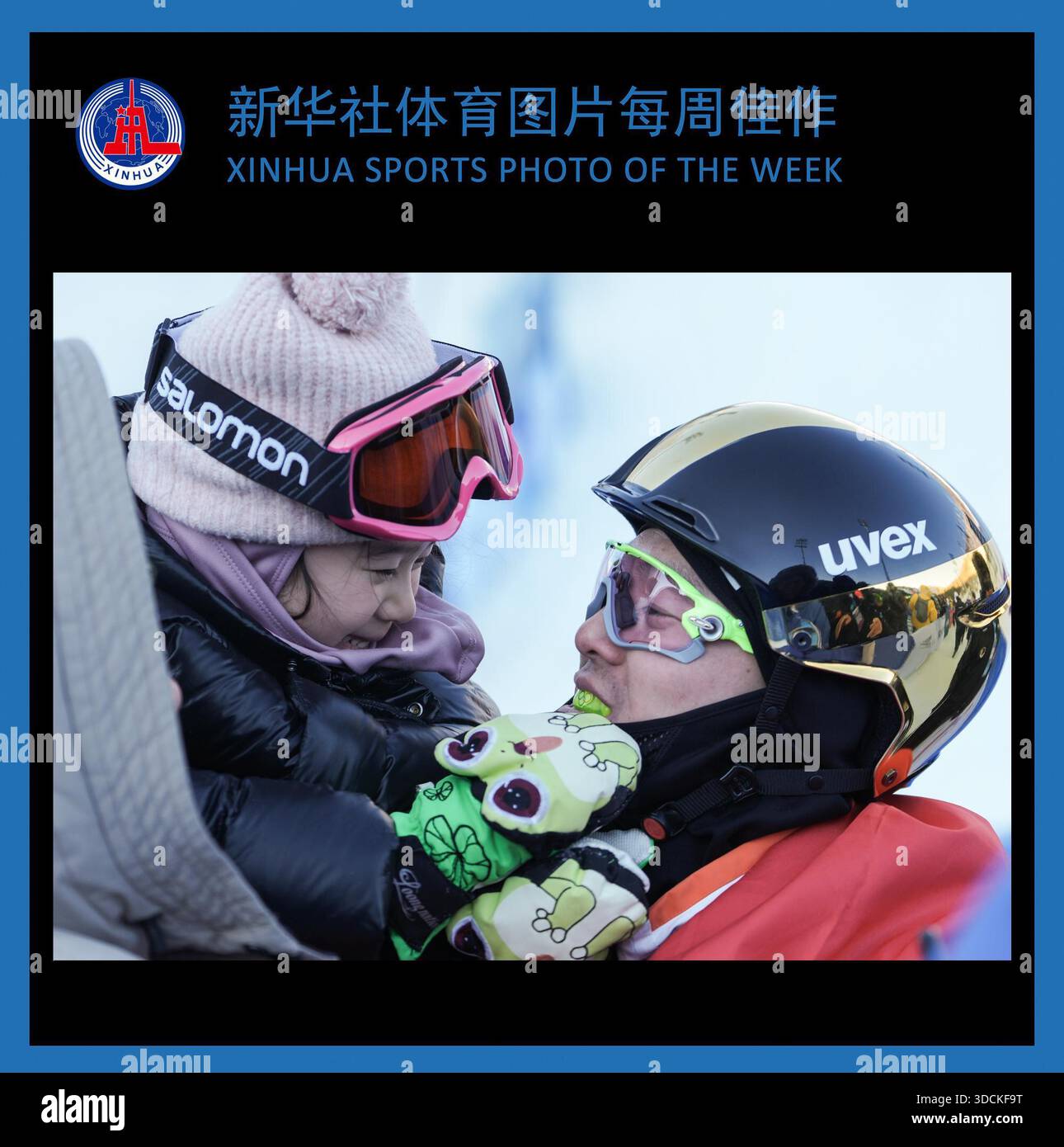 (251223) -- PECHINO, 23 dicembre 2025 (Xinhua) -- XINHUA FOTO SPORTIVE DELLA SETTIMANA (dal 15 dicembre al 21 dicembre 2025) TRASMESSA il 23 dicembre 2025. Il cinese Qi Guangpu (R) reagisce con sua figlia dopo la finale degli antenne freeski maschili della FIS Freeski World Cup 2025 a Zhangjiakou, nella provincia di Hebei, nella Cina settentrionale, il 20 dicembre 2025. (Xinhua/Lu Xingji) Foto Stock