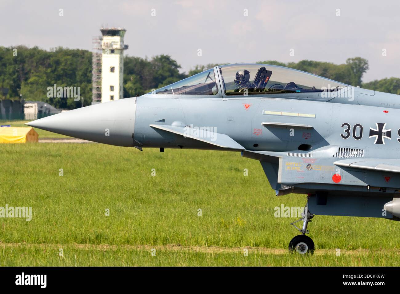 L'Eurofighter Typhoon dell'aeronautica tedesca EF2000 rullava verso la pista della base aerea di Norvenich. NRW, Germania - 7 maggio 2025 Foto Stock