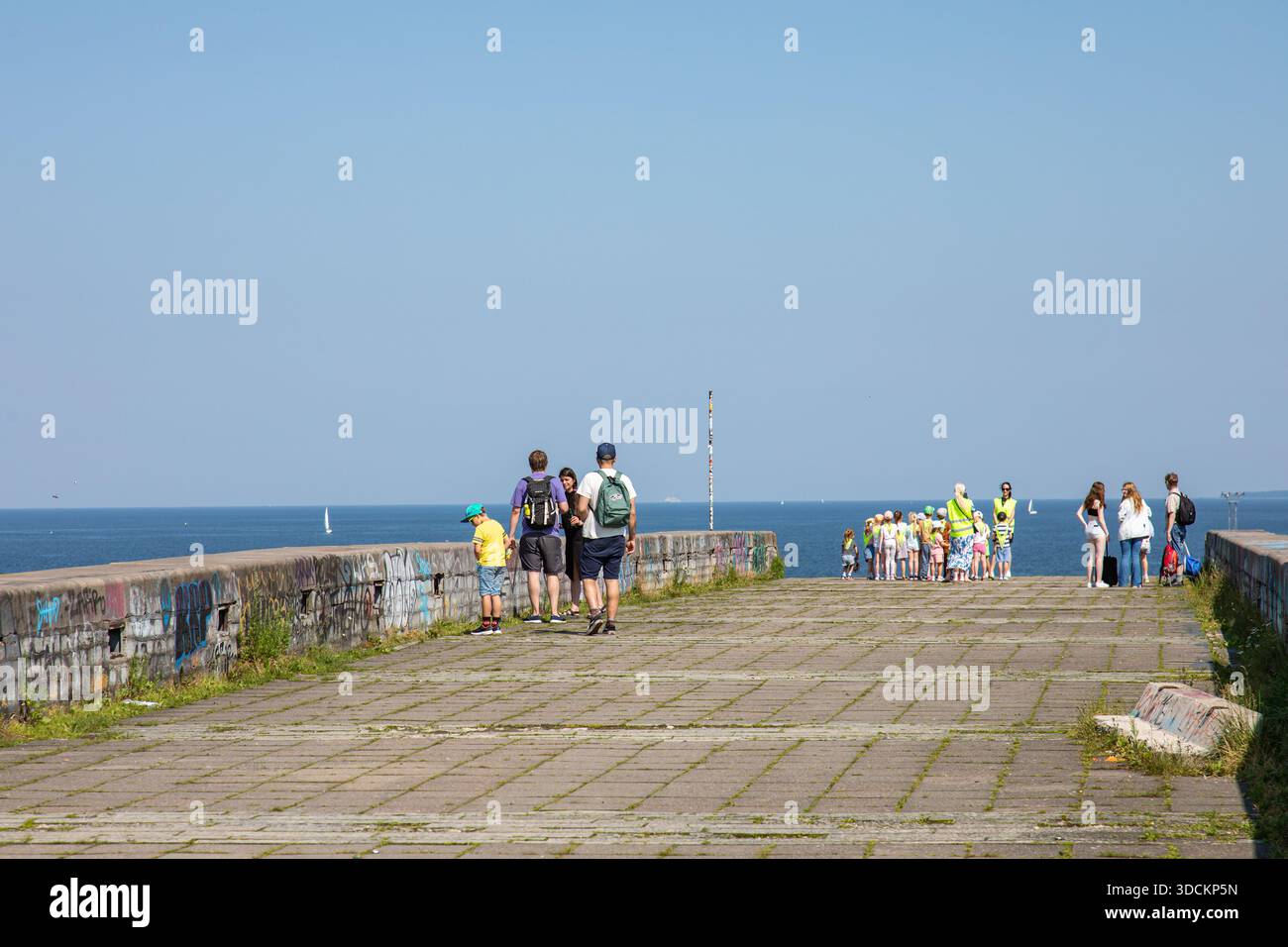 Persone in cima a Tallinna Linnahall, un complesso culturale e sportivo in fase di deterioramento del brutalismo tardo-sovietico a Tallinn, in Estonia Foto Stock