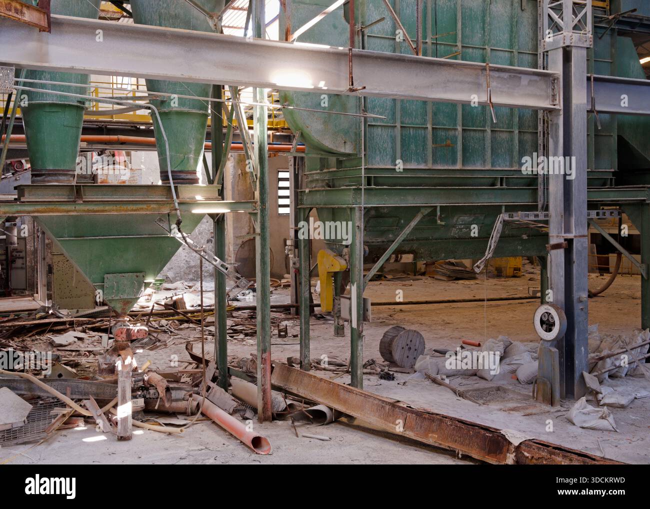 Stabilimento di produzione della pomice abbandonato a Porticello, isola di Lipari, isole Eolie, Sicilia, Italia Foto Stock