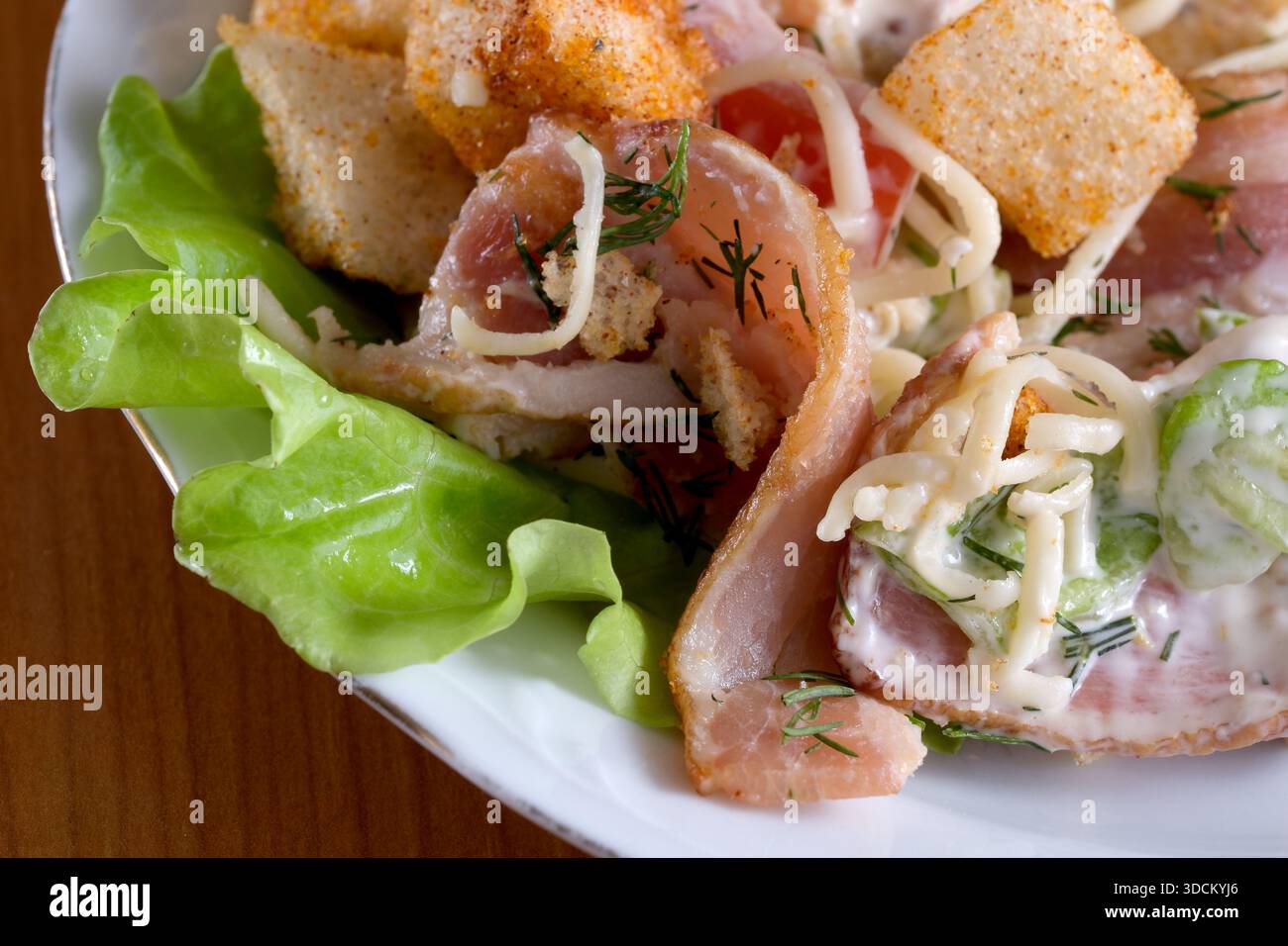 Goditi un piatto colorato di verdure, carni e condimento cremoso ricco di gusto. Foto Stock