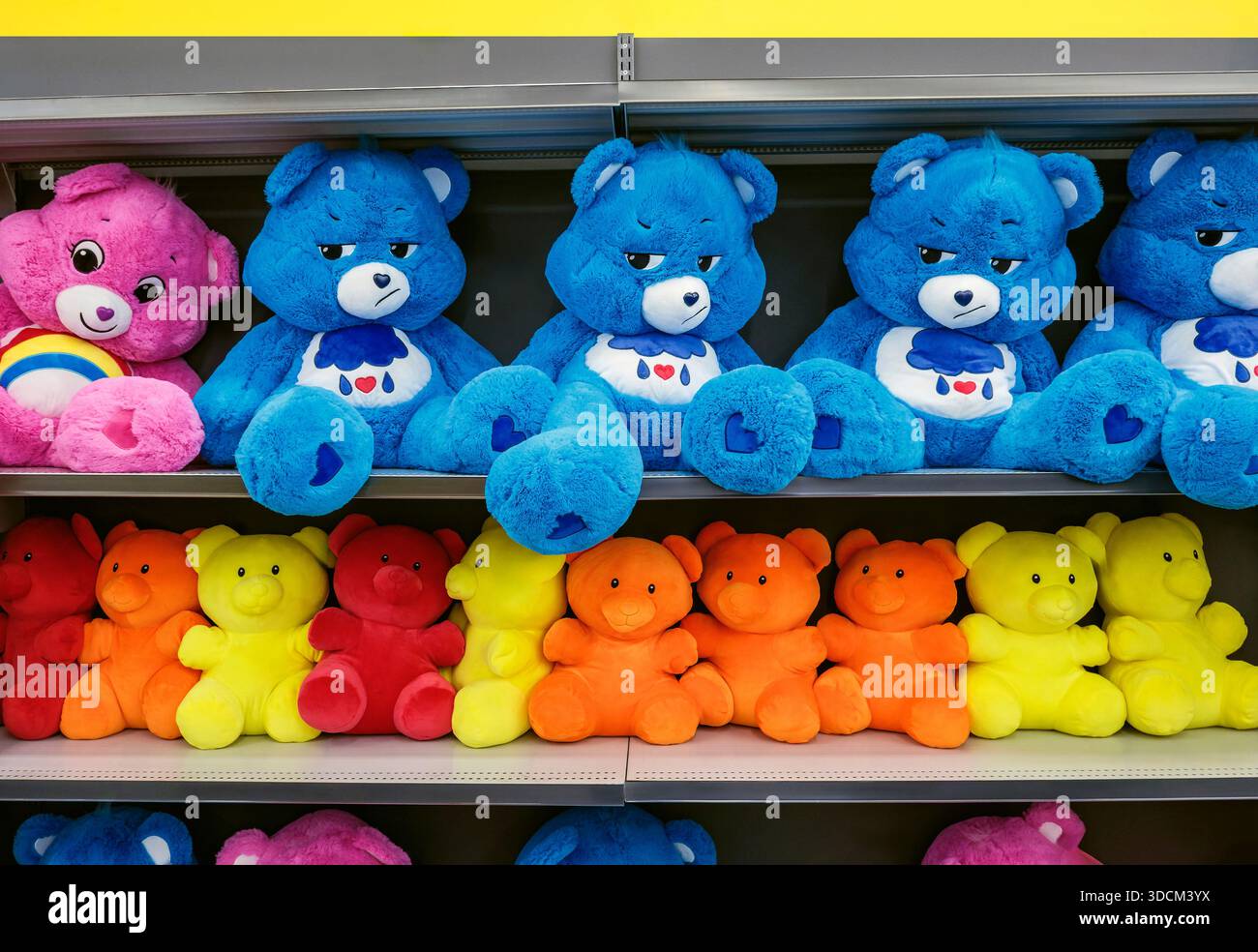 Assortimento di orsacchiotti colorati sugli scaffali dei negozi Foto Stock