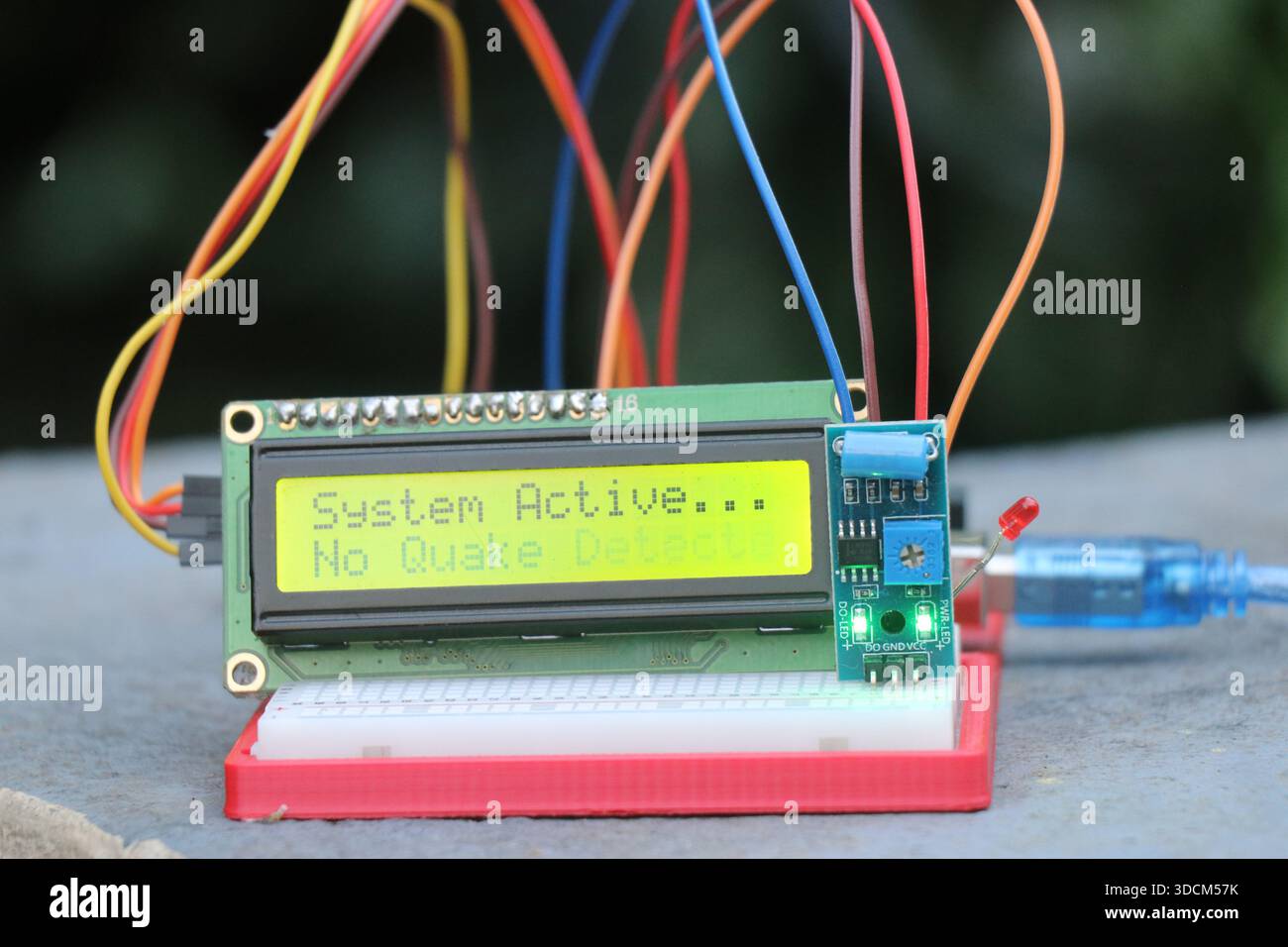Modulo LCD o display a cristalli liquidi collegato alla breadboard e al modulo sensore che mostra alcune parole sulla scheda display controllata dal controller Foto Stock