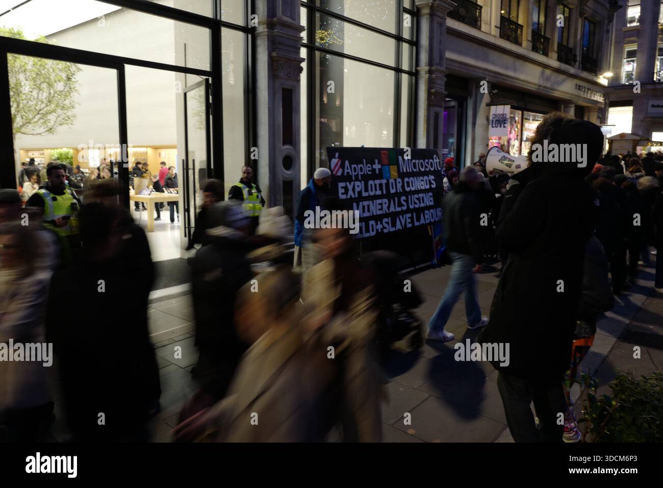 LONDRA, Regno Unito, 23 dicembre 2025. Le azioni con Impact Group protestano all'esterno dell'Apple Store in Regent Street, accusando Apple e Microsoft di sfruttare minerali congolesi e lavoro minorile. Crediti: Ian Bozic, Alamy Live News Foto Stock