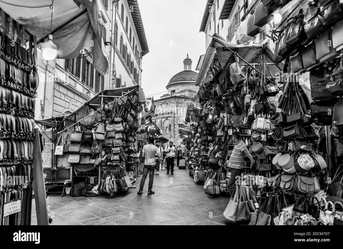 Bancarelle e ristoranti nei pressi della Basilica di San Lorenzo a Firenze, Italia. Foto Stock
