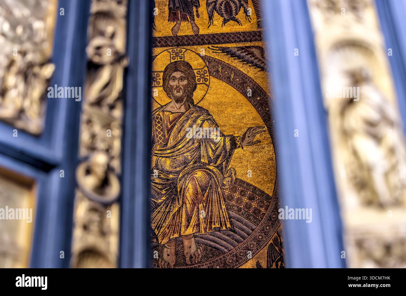 Immagine a mosaico di Cristo sulle porte decorative del Battistero di San Giovanni, Firenze, Italia. Foto Stock