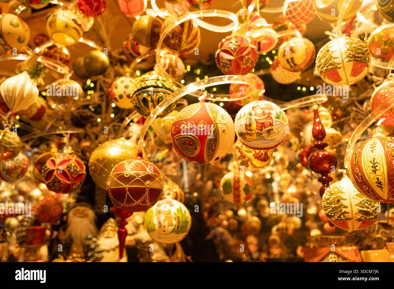 Palline di vetro natalizio appese su piedistalli trasparenti a spirale. Foto Stock