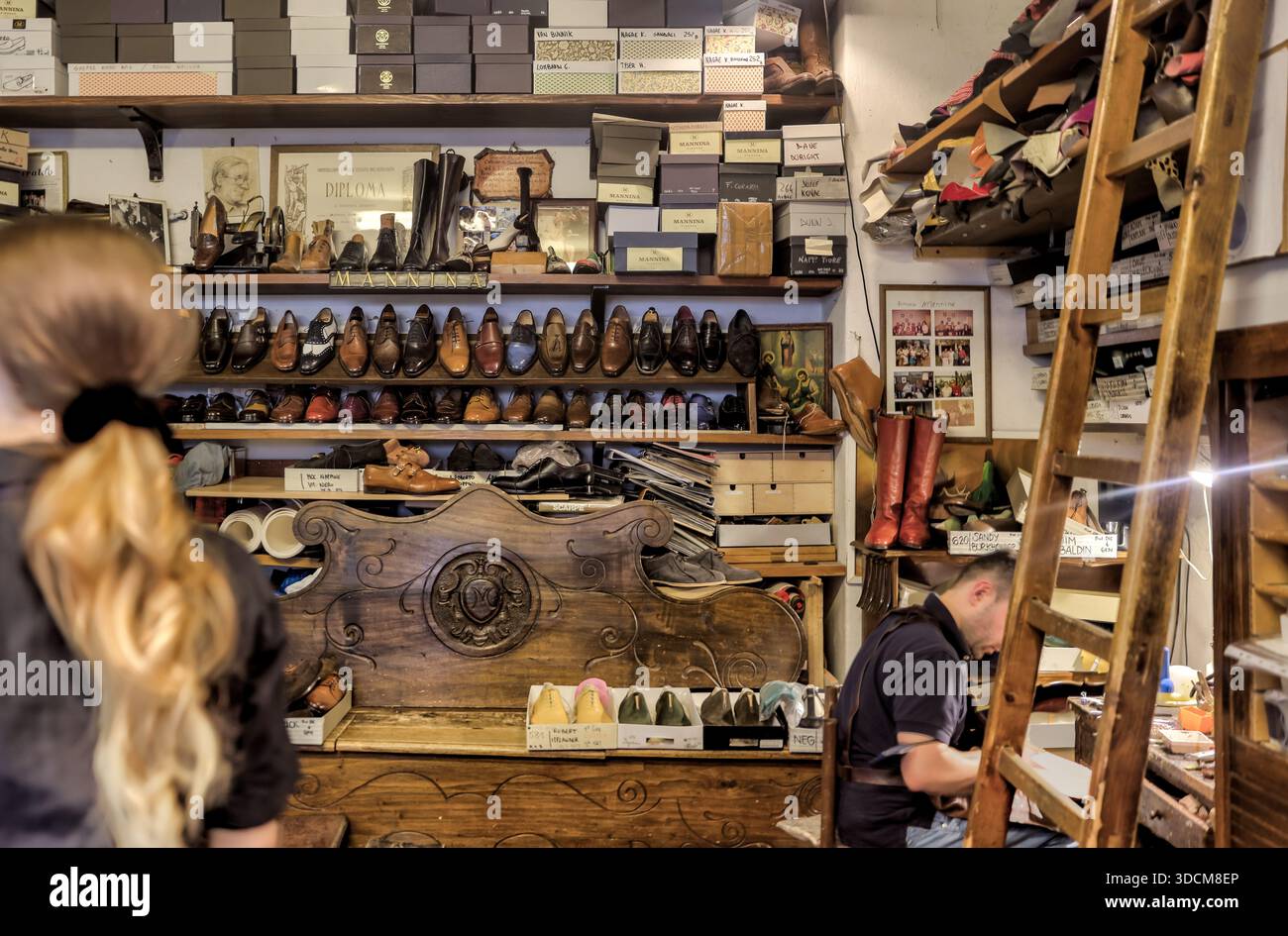 Interno di un tradizionale laboratorio di scarpe e sandali in pelle a Firenze, Toscana, Italia. Foto Stock