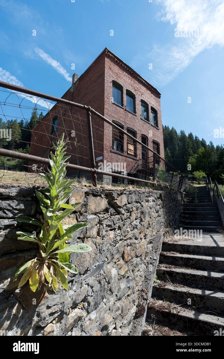 Scalinata per il vecchio edificio nella vecchia città mineraria di Burke, Idaho, Stati Uniti. Foto Stock