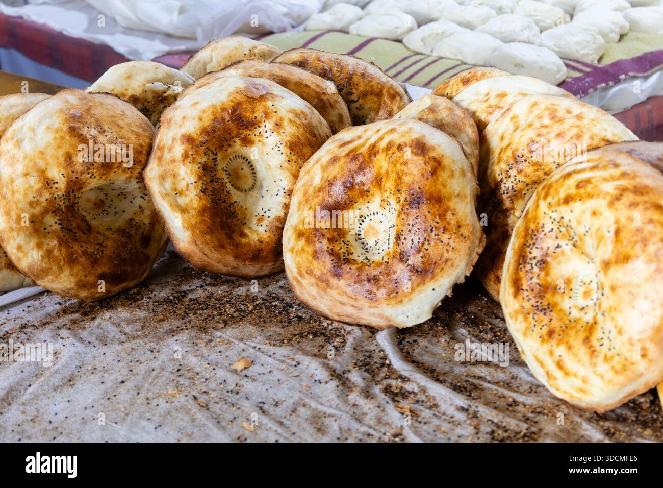 Pane tradizionale Tashkent in una panetteria, l'Uzbekistan Foto Stock