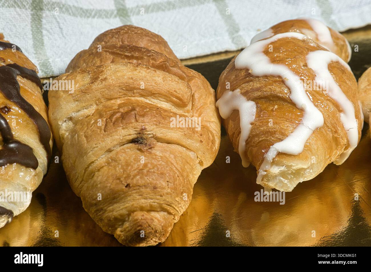 Croissant al cioccolato fondente e bianco molto dolci. Foto Stock