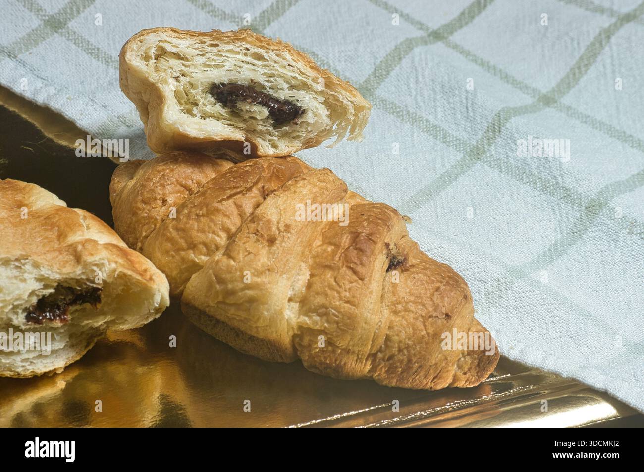 Croissant al cioccolato fondente e bianco molto dolci. Foto Stock