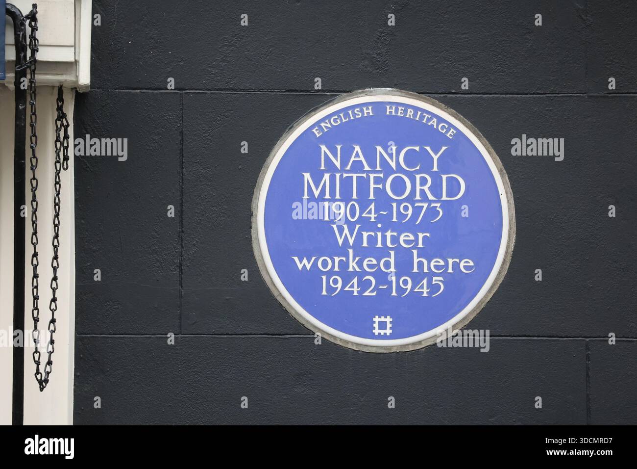 Targa blu Heritage inglese per Nancy Mitford, Londra Foto Stock