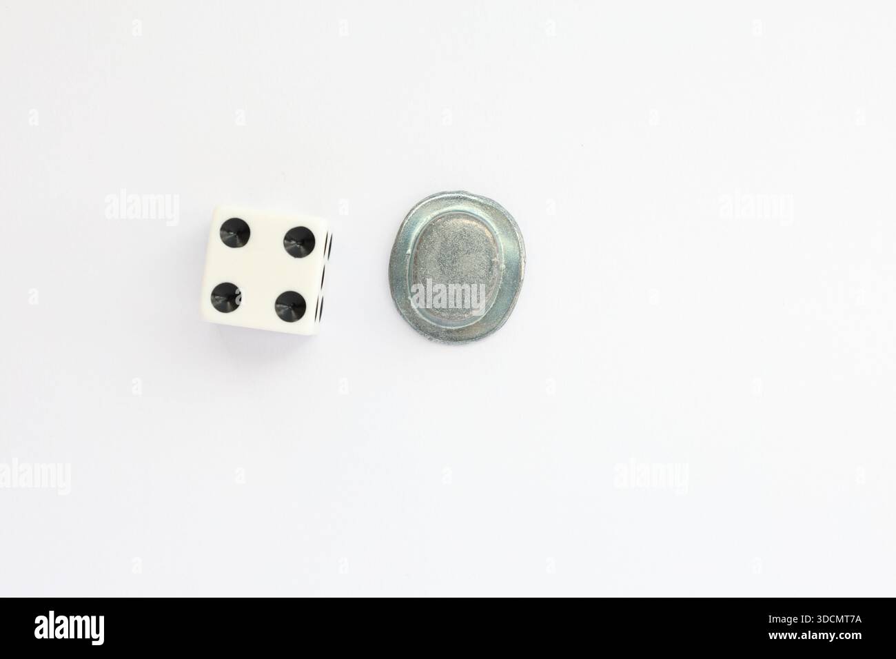 Concetto di gioco da tavolo Monopoli. Gettoni, dadi e cappello. Foto scattata sopra l'angolo. Primo piano e isolato. Foto Stock