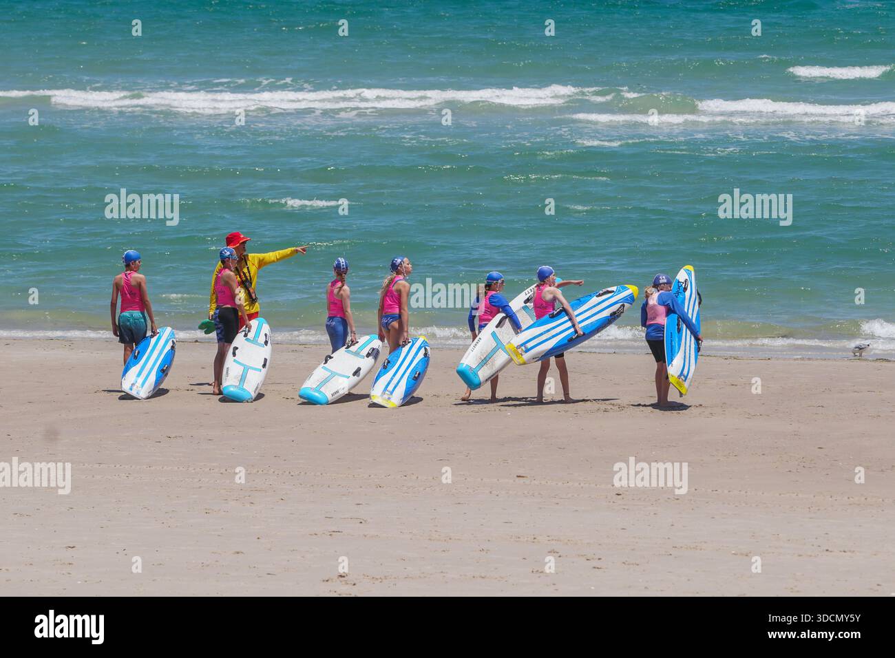 Adelaide, Australia. I giovani hanno una lezione di surf sulla spiaggia, Adelaide, Australia Foto Stock