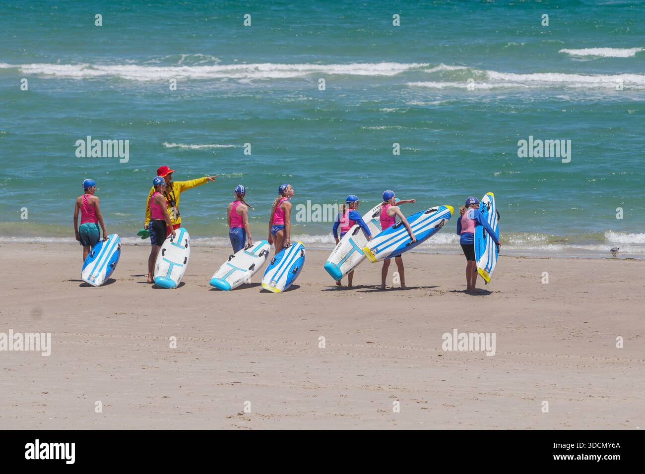 Adelaide, Australia. I giovani hanno una lezione di surf sulla spiaggia, Adelaide, Australia Foto Stock