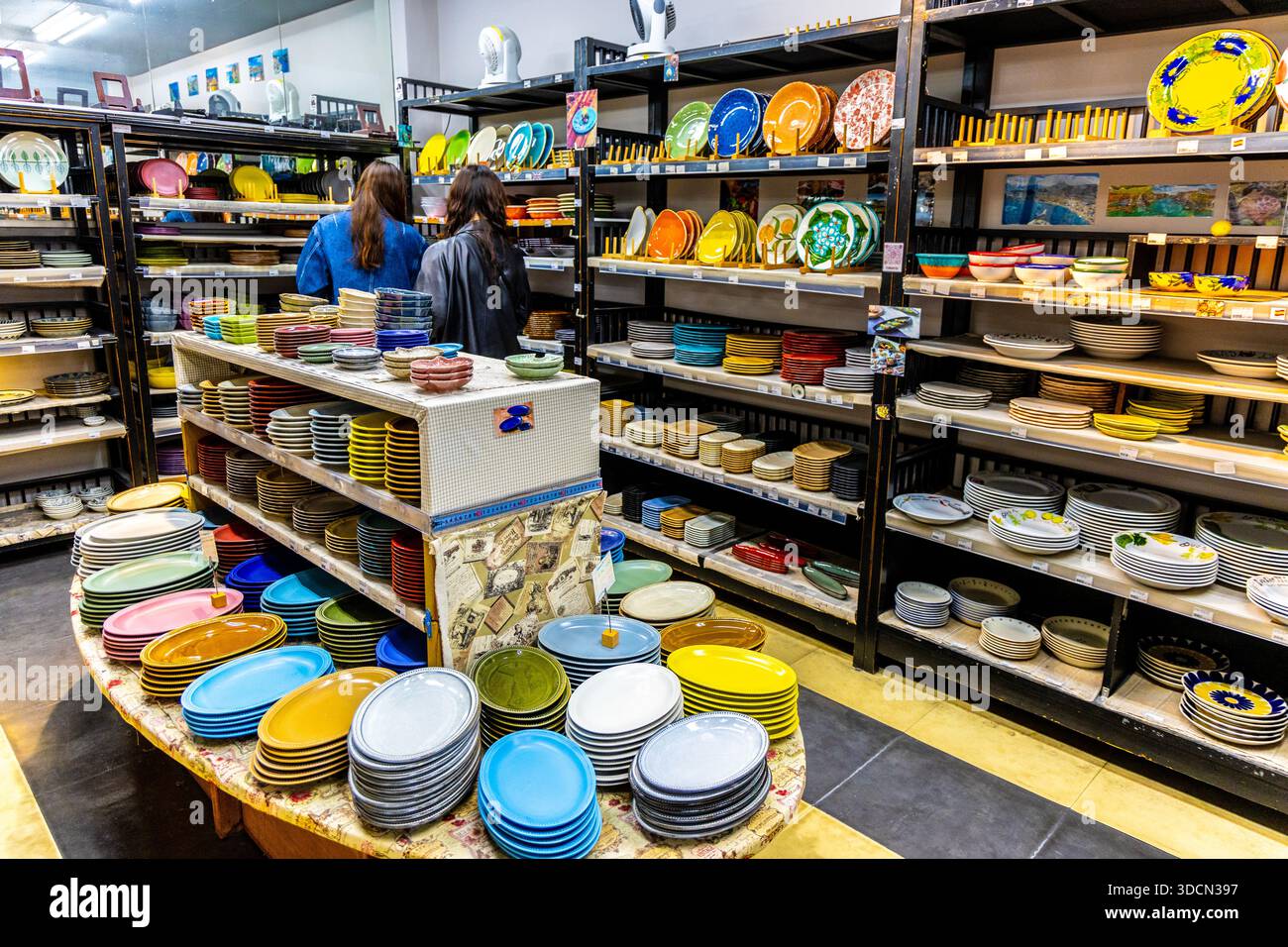 Interno del negozio con stoviglie giapponesi presso Kappabashi Hondori Shopping Street, Tokyo, Asakusa, Giappone Foto Stock