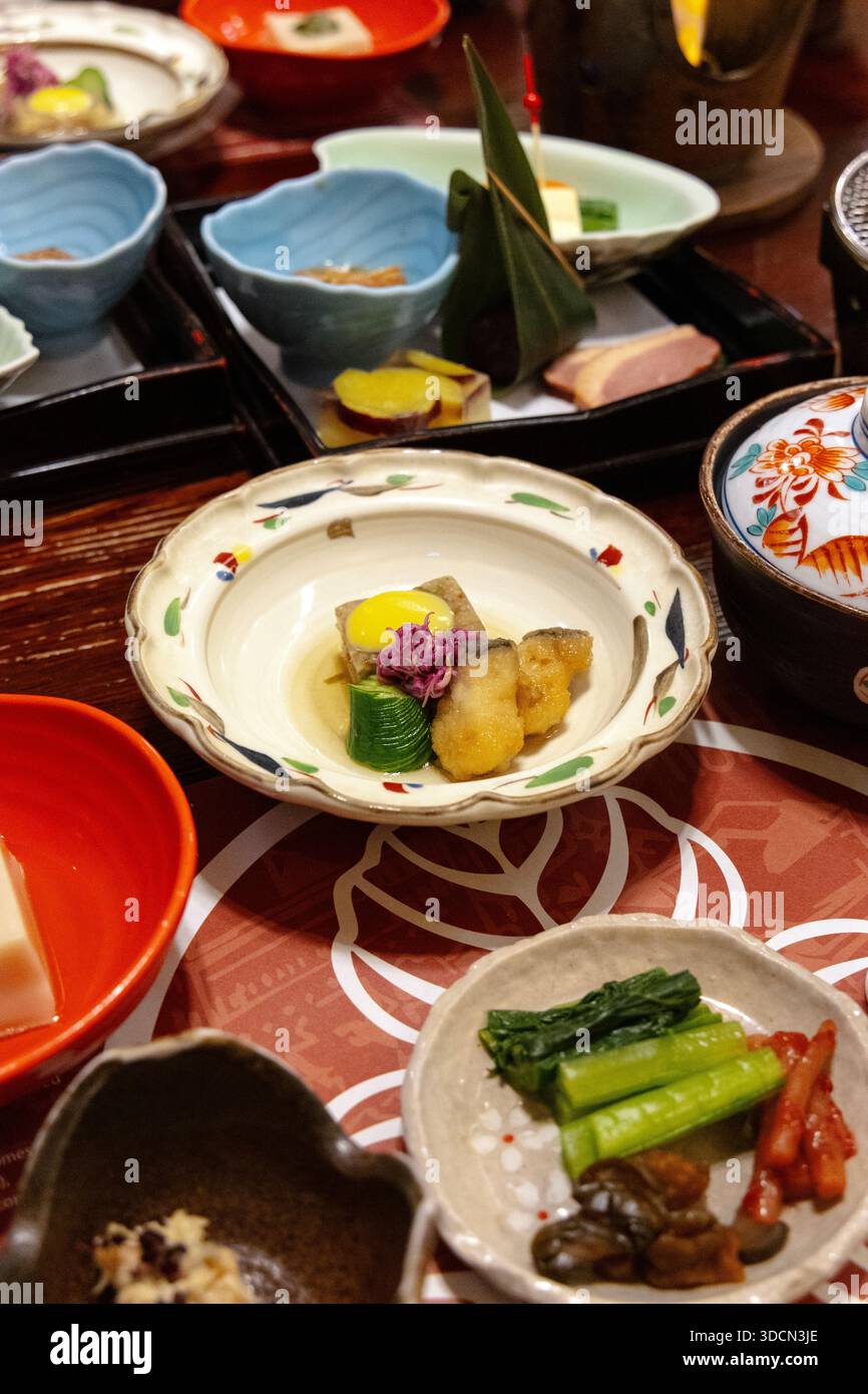 Cena tradizionale kaiseki giapponese a più portate presso lo storico Kanaguya Onsen Ryokan, Shibu Onsen, Yudanaka, Nagano, Giappone Foto Stock