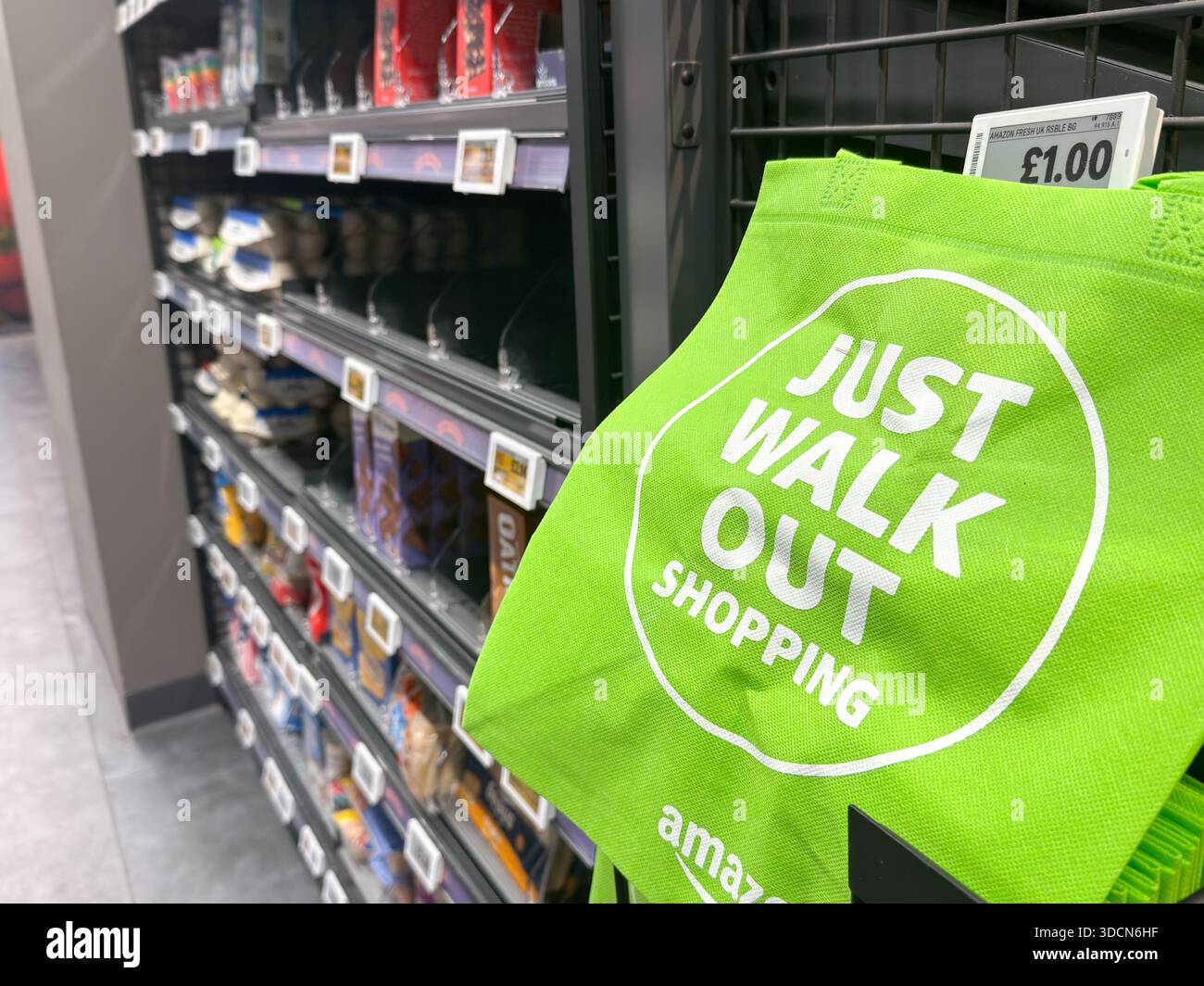 Londra, Inghilterra – borsa Amazon Fresh "Just Walk Out Shopping" a £1, tecnologia per negozi senza contanti prima della chiusura permanente Foto Stock