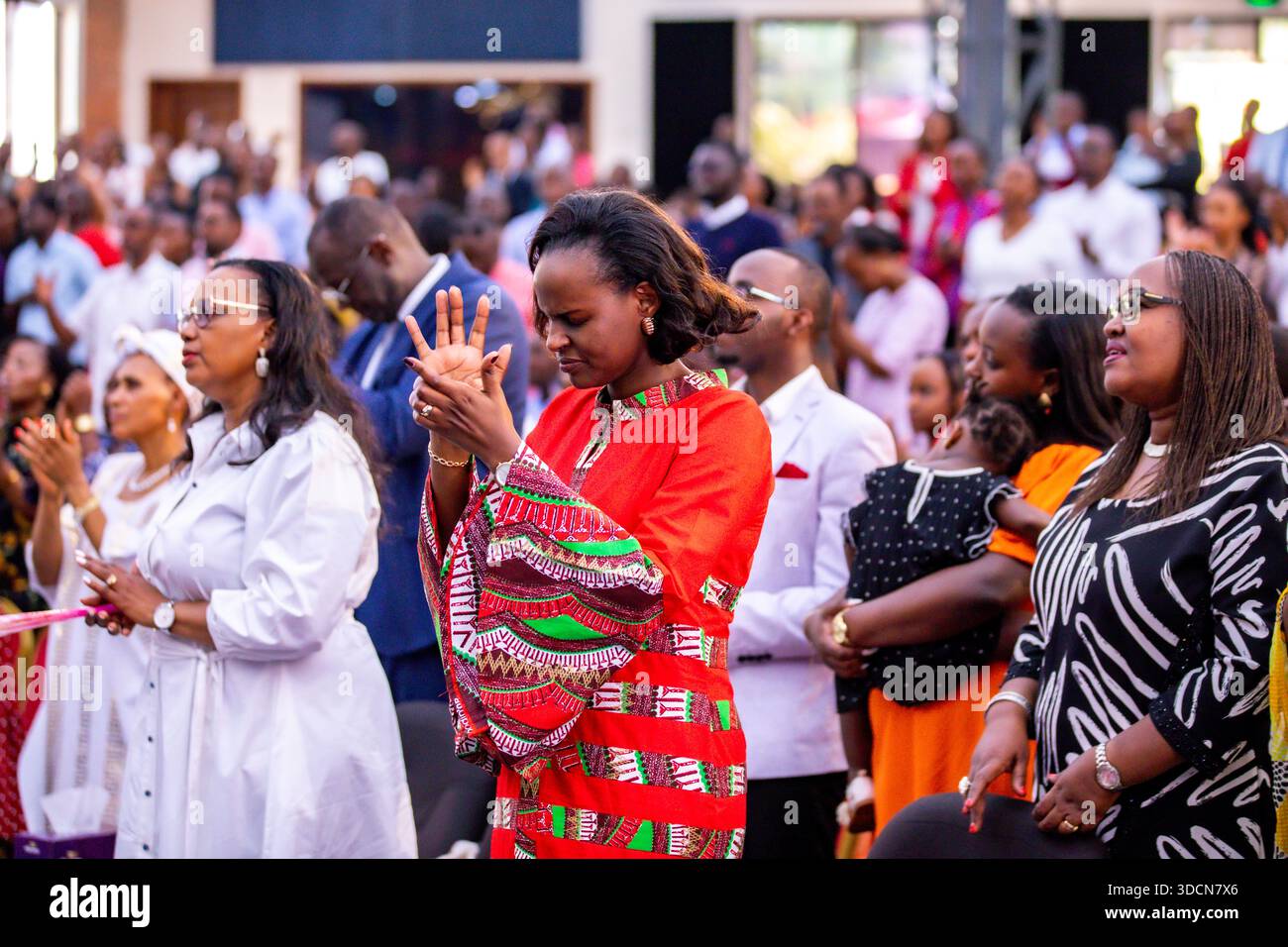 RUANDA, Kigali. Credenti durante le funzioni ecclesiastiche presso la Chiesa evangelica del Restauro Masoro a Kigali il 25 dicembre 2024. Foto Stock