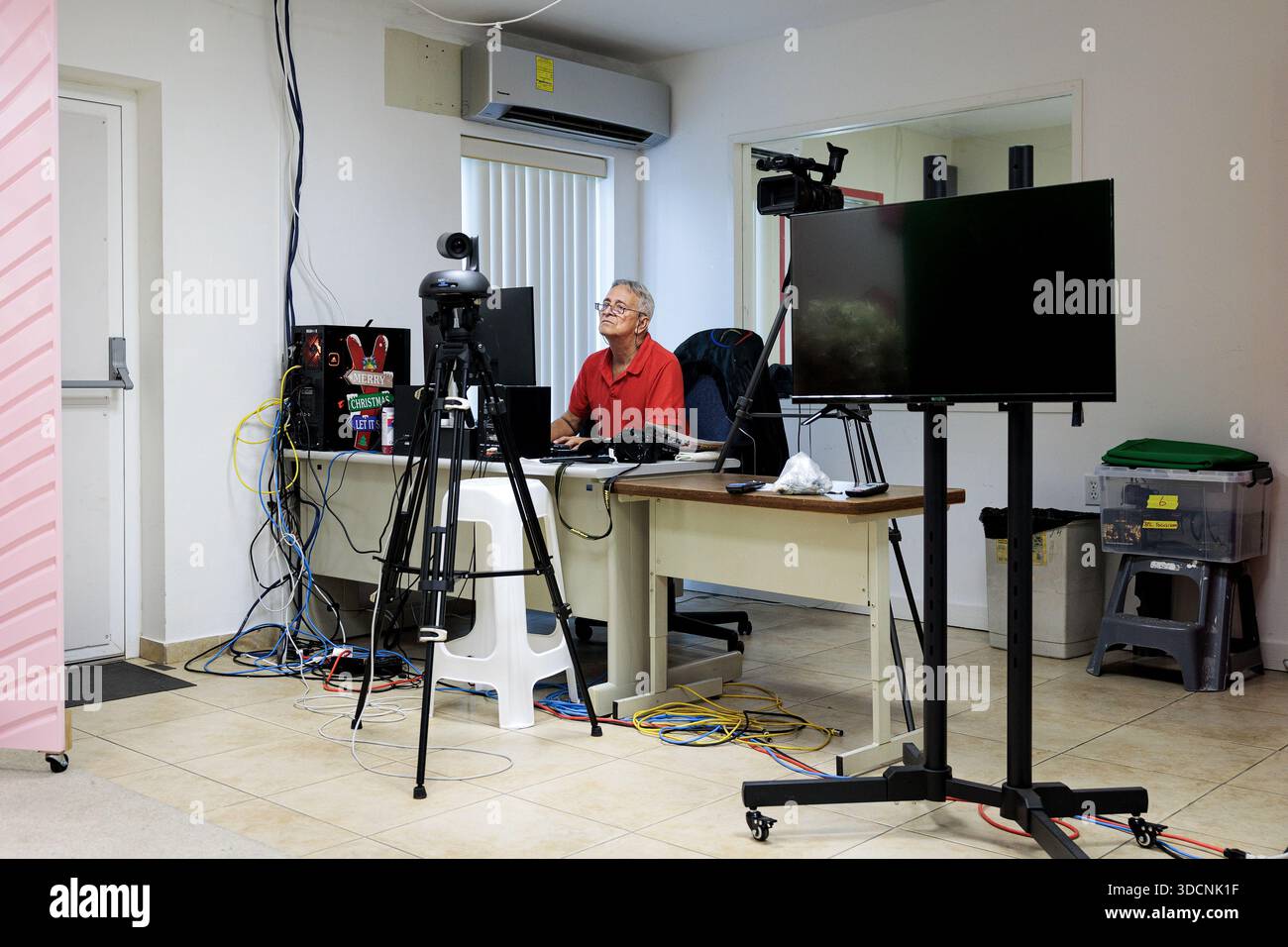 WILLEMSTAD - i dipendenti del giornale Extra CuraCao sono al lavoro. Curacao sta affrontando tensioni militari tra Stati Uniti e Venezuela e recentemente ha subito due incidenti di quasi collisioni nello spazio aereo. ANP RAMON VAN FLYMEN netherlands Out - belgio Out Foto Stock