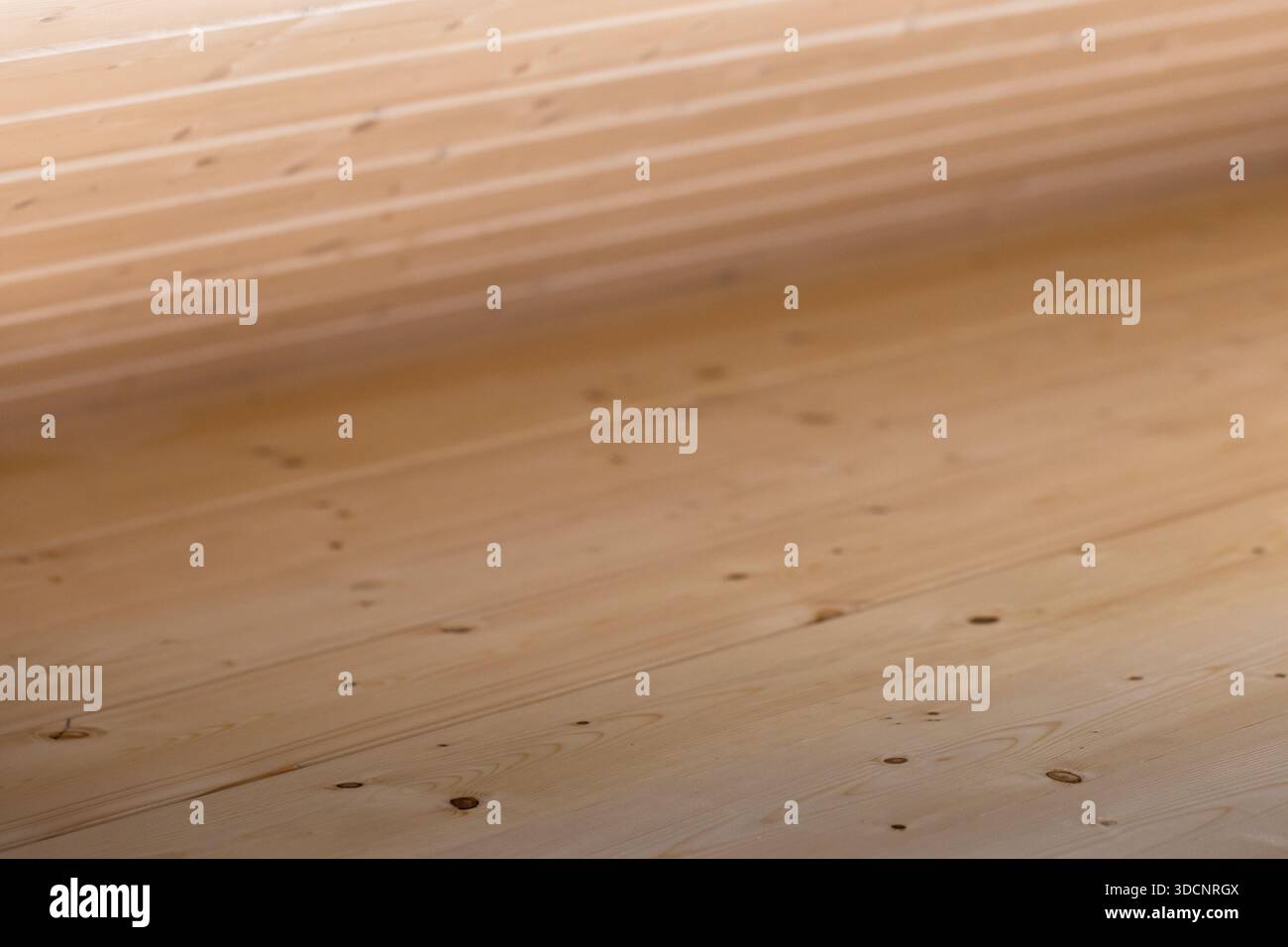 Un primo piano di pavimenti in legno chiaro e liscio e pannelli a doghe crea un ambiente caldo e naturale adatto per interni, cabine o design rustico Foto Stock