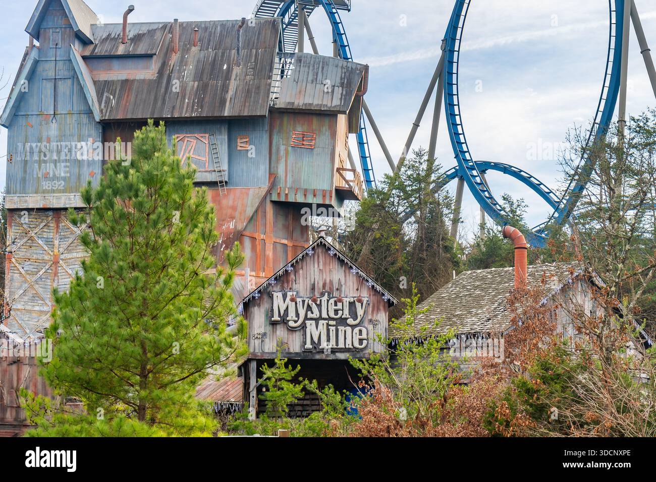 All'esterno delle montagne russe Mystery Mine nel parco a tema Dollywood a Pigeon Forge, Tennessee, Stati Uniti Foto Stock