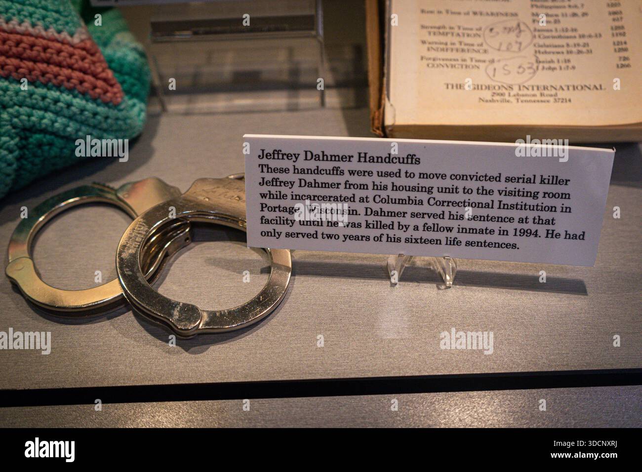 Mostra all'interno dell'Alcatraz East Crime Museum che mostra le manette usate su Jeffrey Dahmer a Pigeon Forge, Tennessee, USA Foto Stock